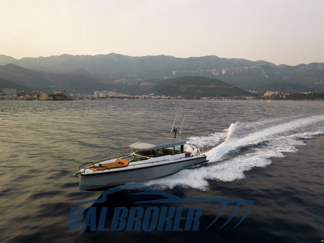 Axopar 37 XC Cross Cabin