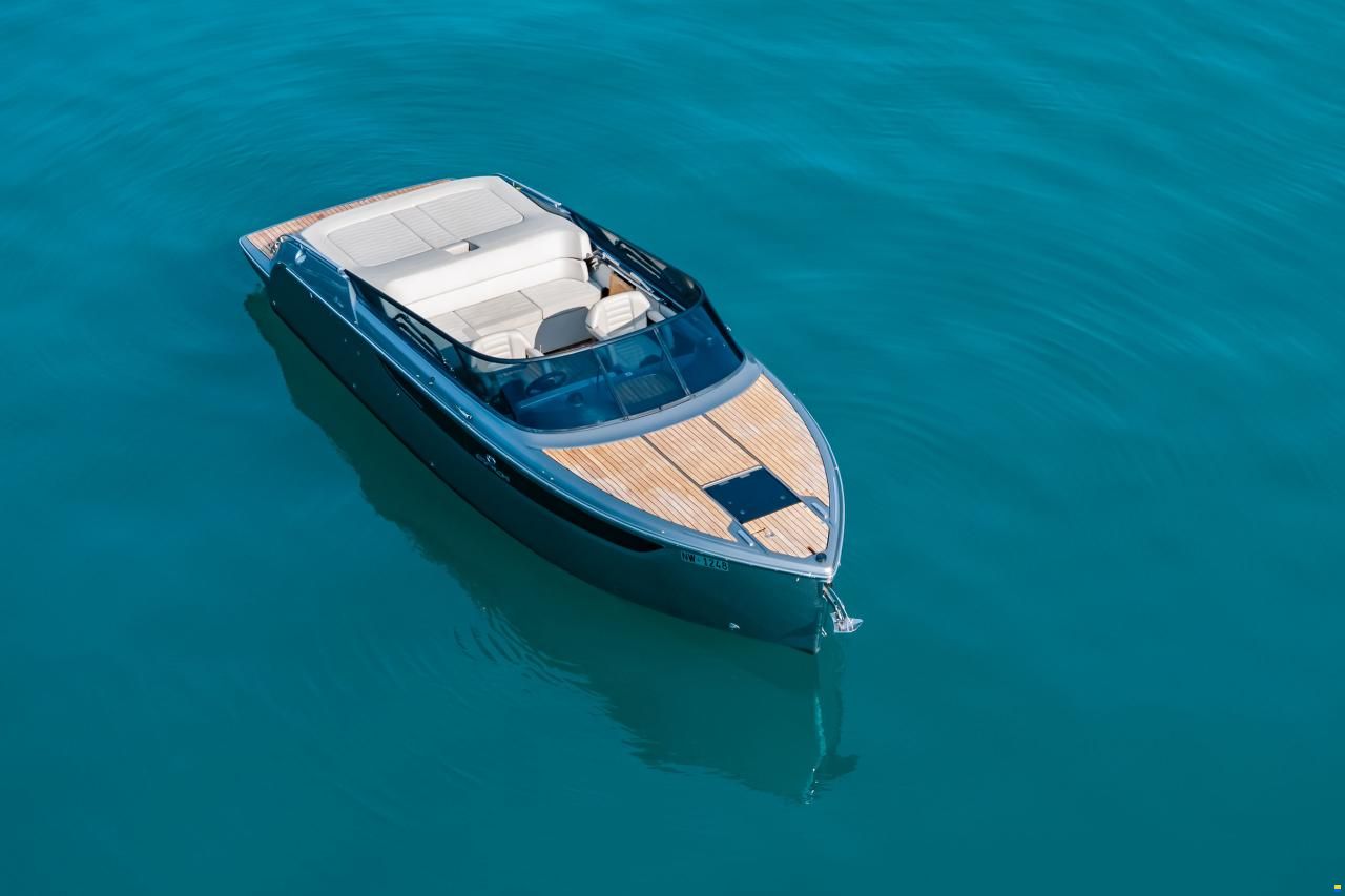 Exklusiver gedeckter Liegeplatz mit Lift