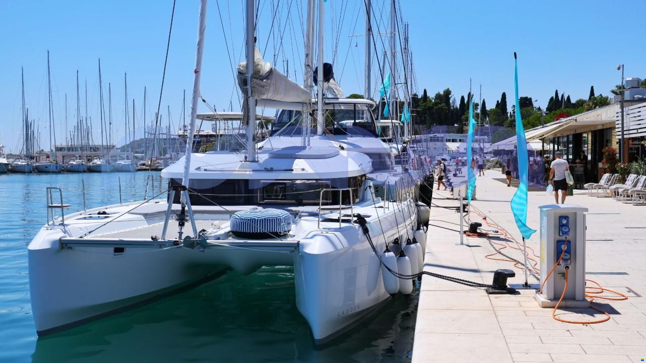 Lagoon 38