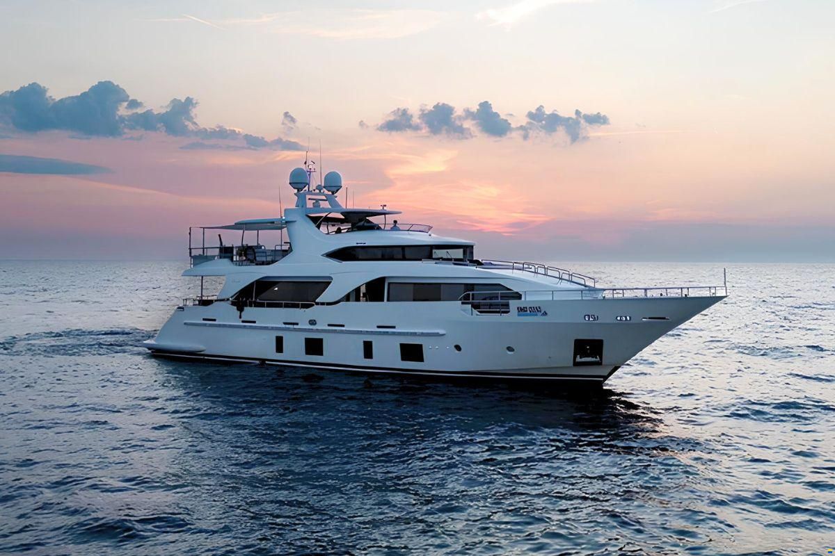 Benetti Delfino 93