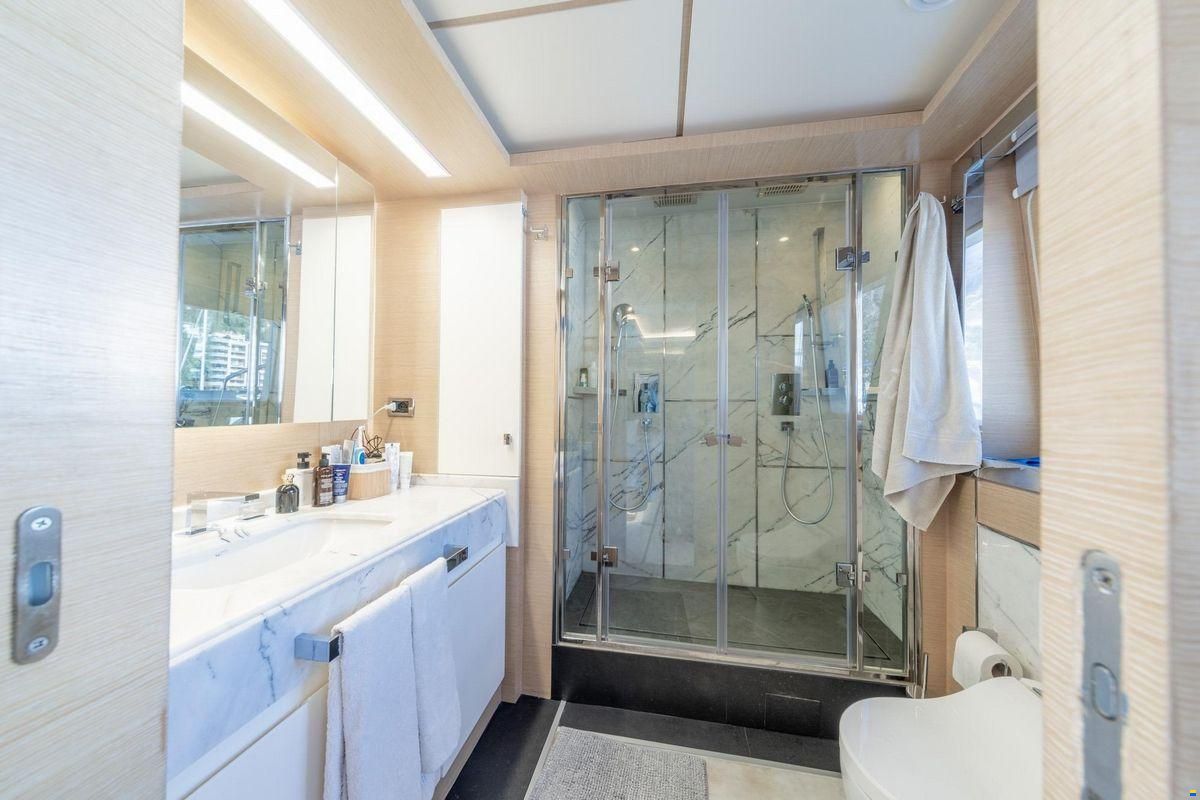 Benetti Delfino 93
