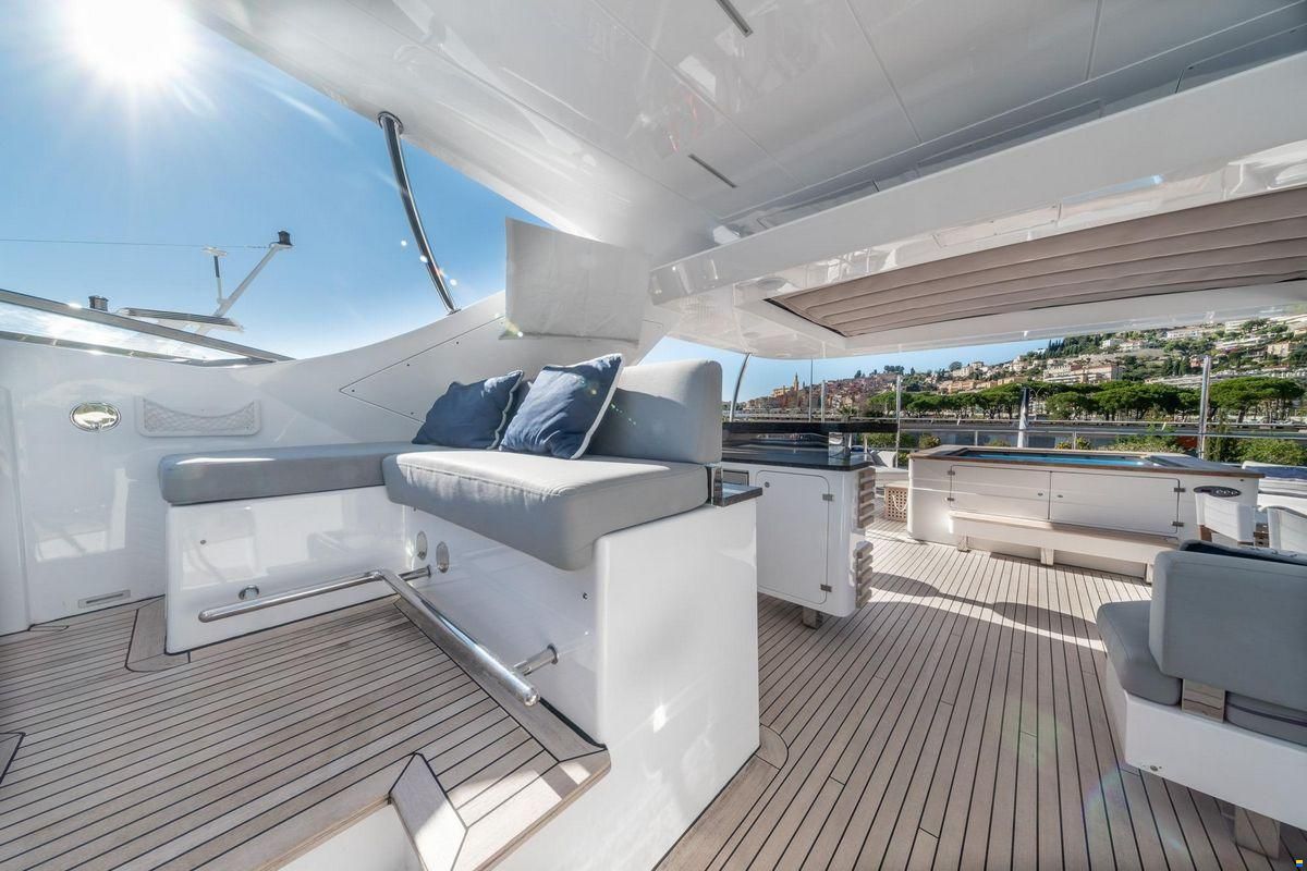 Benetti Delfino 93