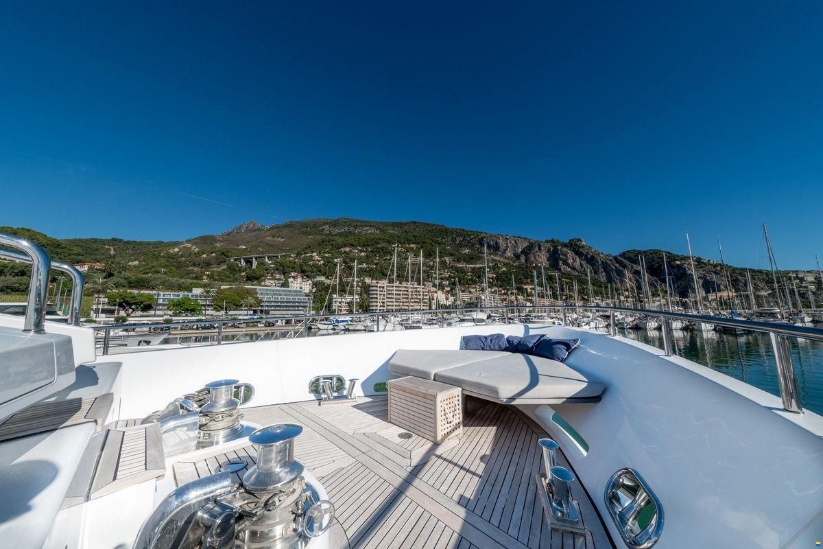 Benetti Delfino 93