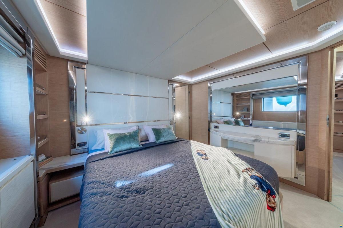 Benetti Delfino 93
