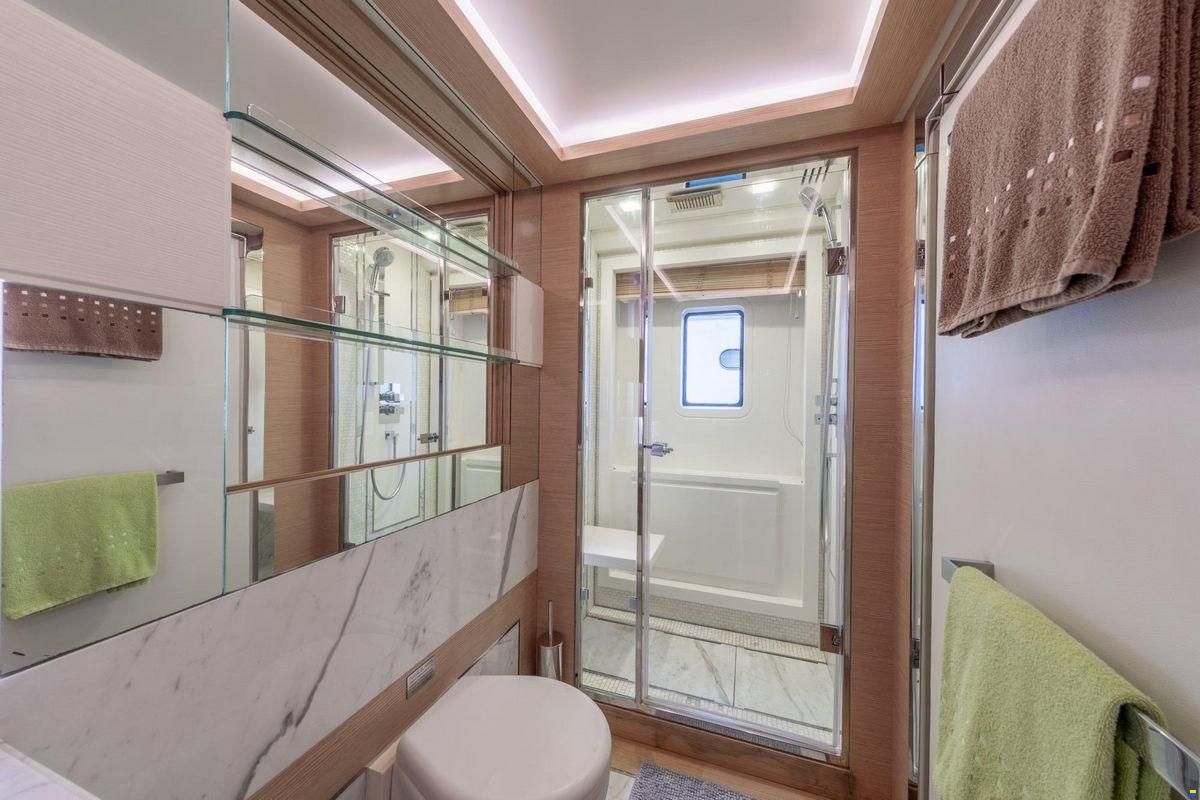 Benetti Delfino 93