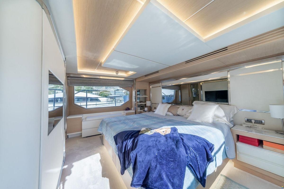 Benetti Delfino 93