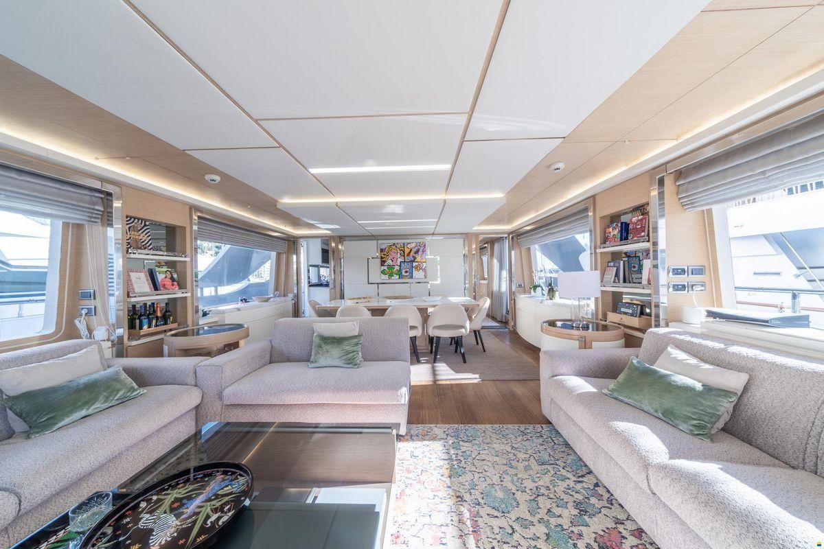 Benetti Delfino 93