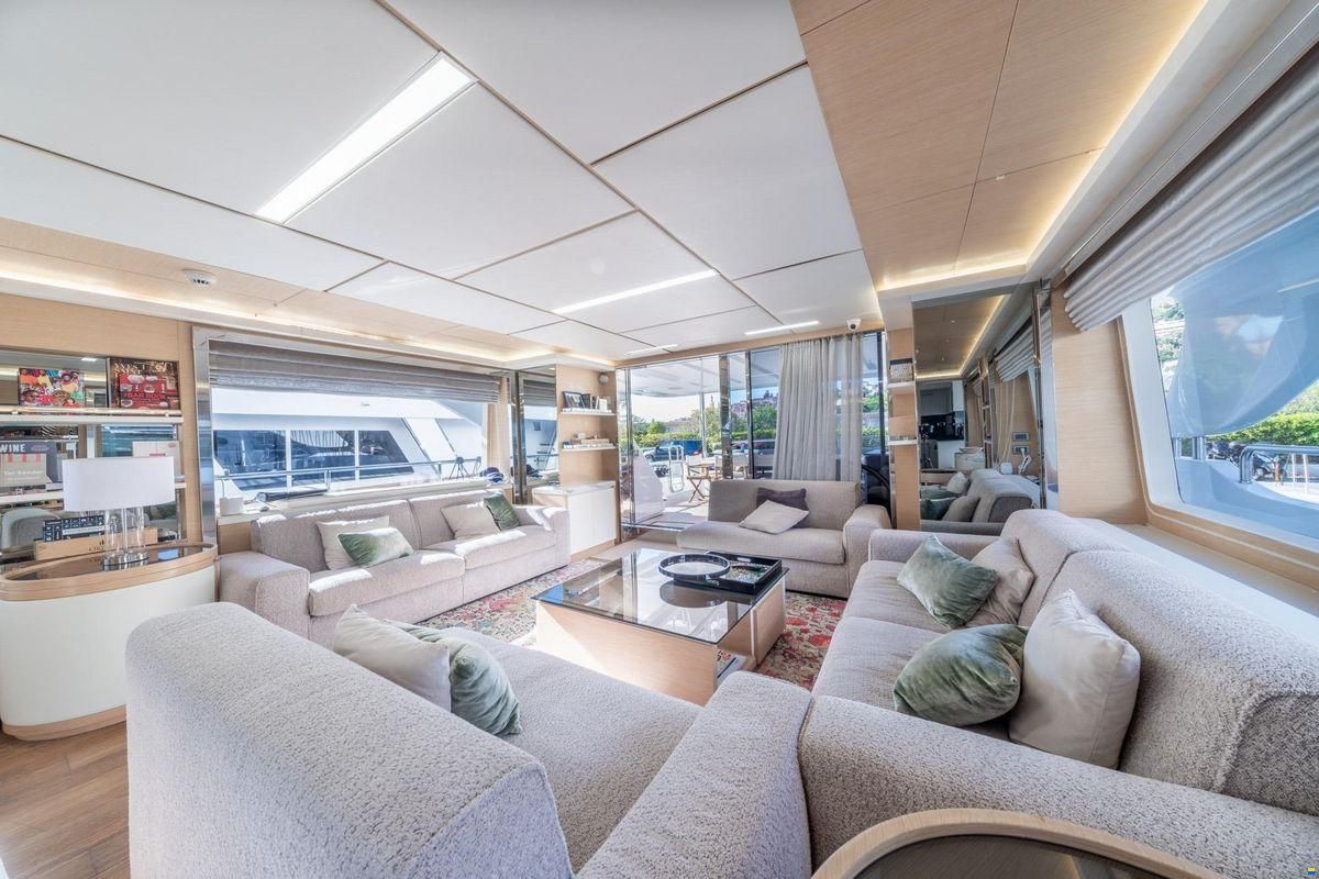 Benetti Delfino 93