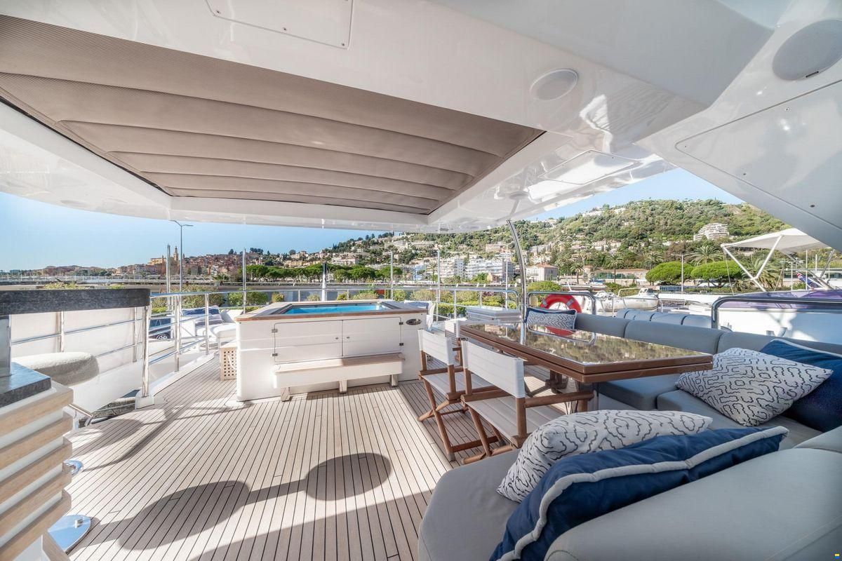 Benetti Delfino 93