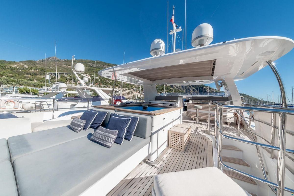 Benetti Delfino 93