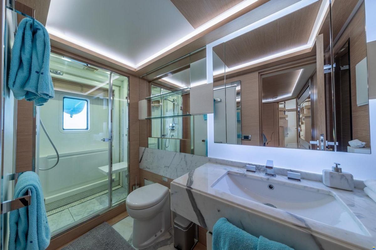 Benetti Delfino 93