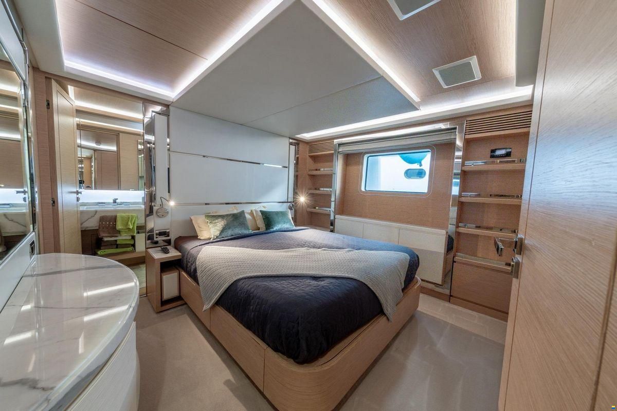 Benetti Delfino 93