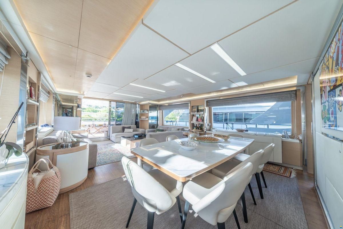 Benetti Delfino 93