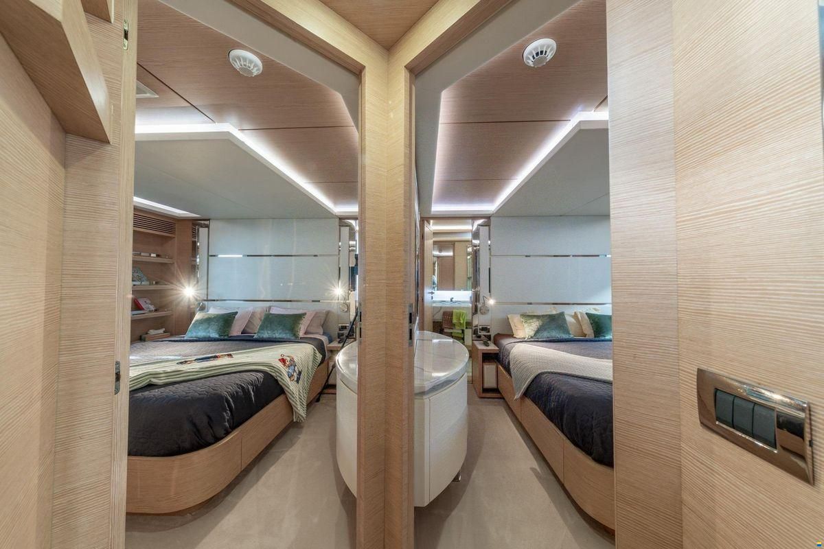 Benetti Delfino 93