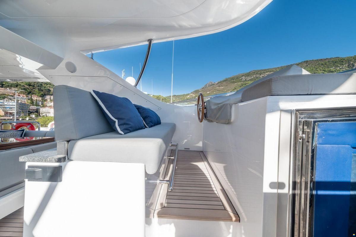 Benetti Delfino 93