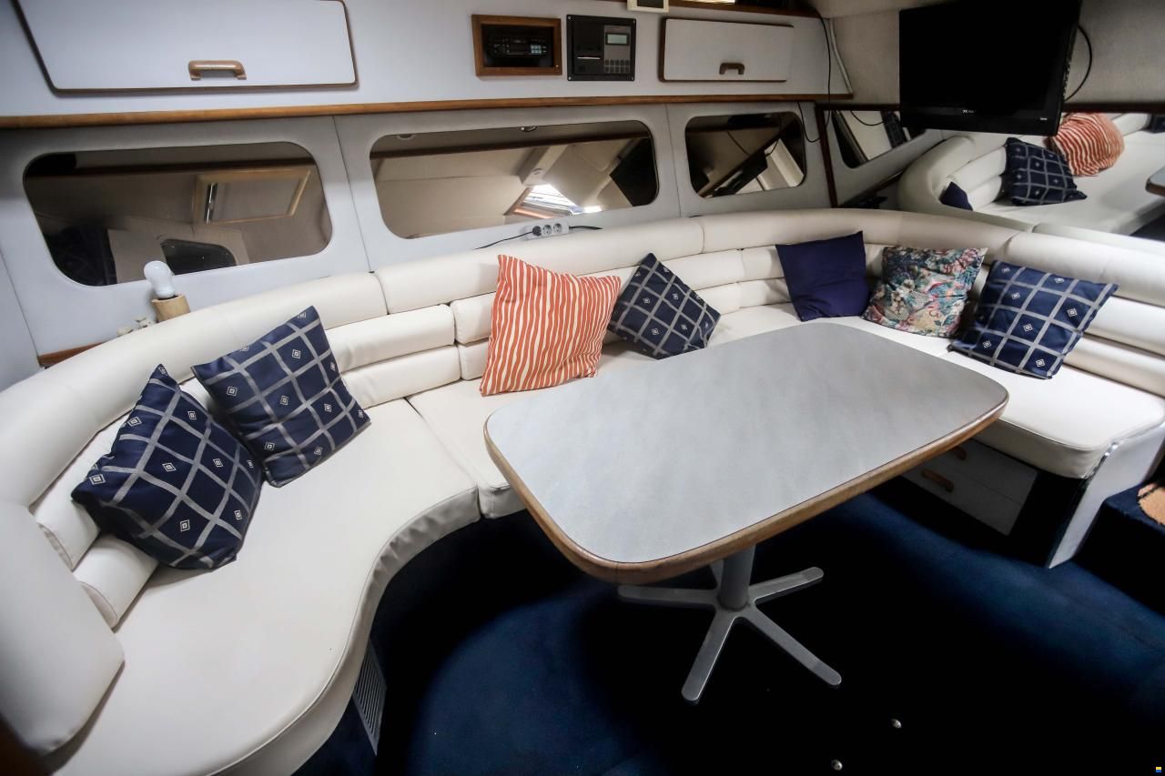 Sea Ray 350 Express Cruiser