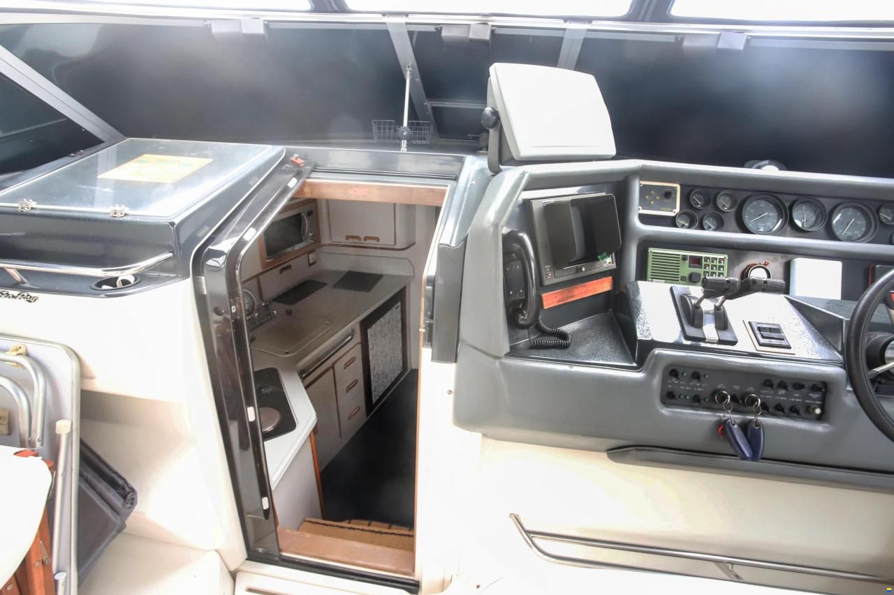 Sea Ray 350 Express Cruiser