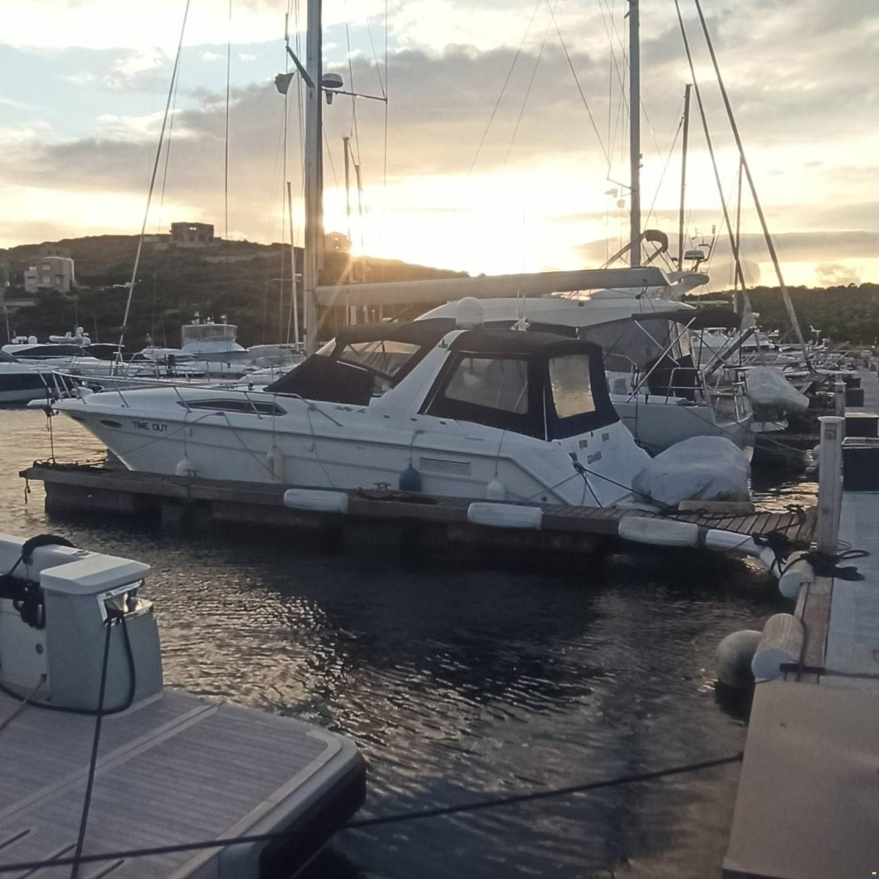 Sea Ray 350 Express Cruiser