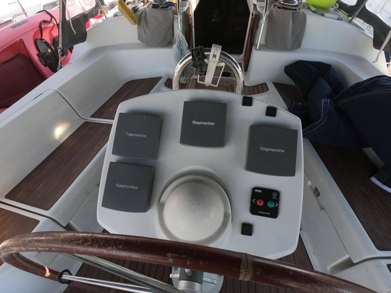 Jeanneau 43 Deck Salon