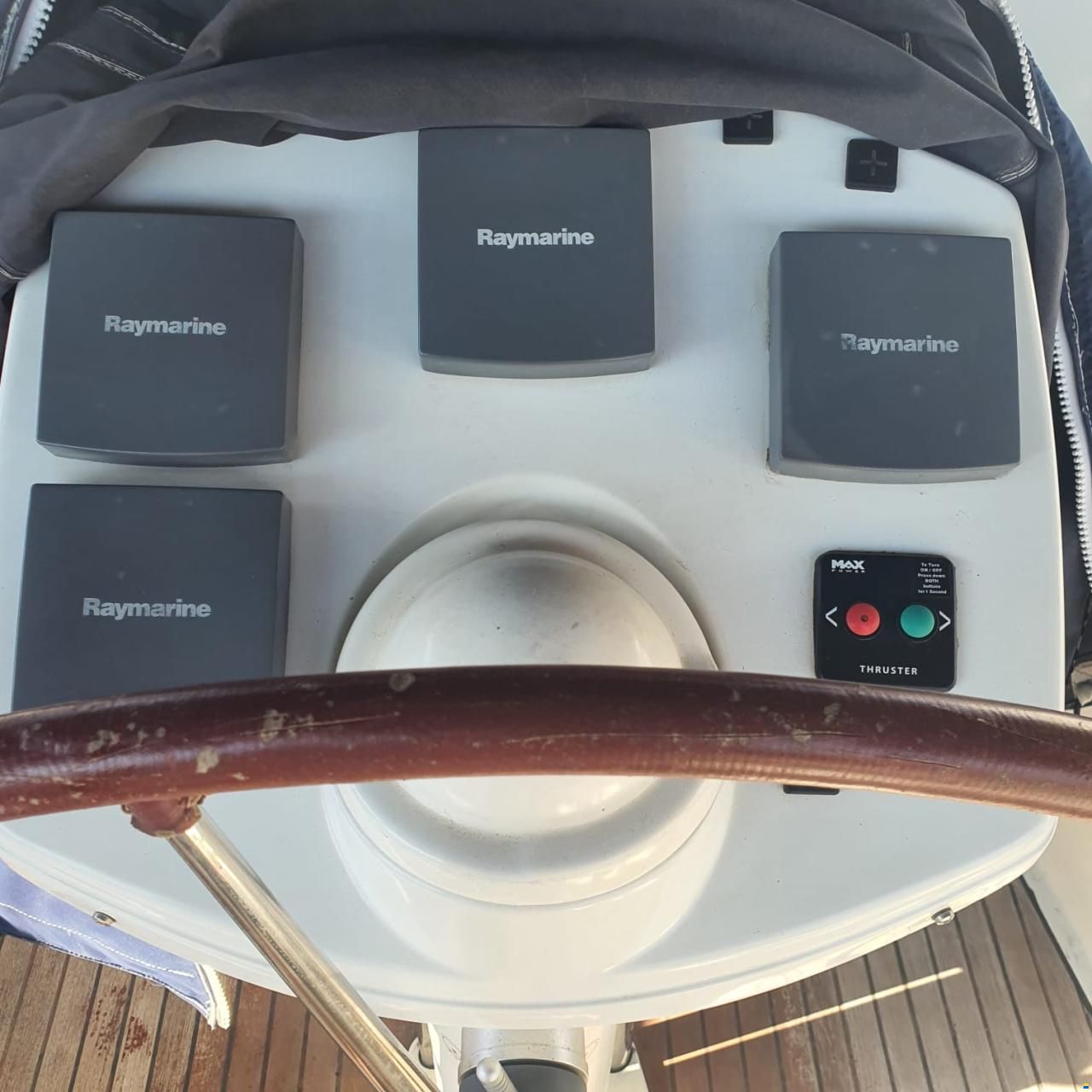 Jeanneau 43 Deck Salon