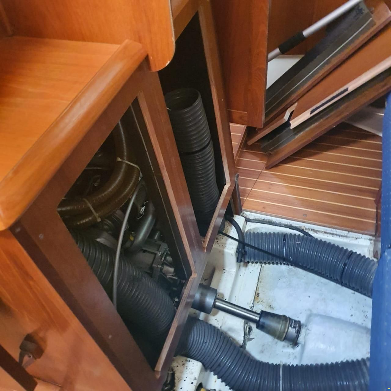 Jeanneau 43 Deck Salon