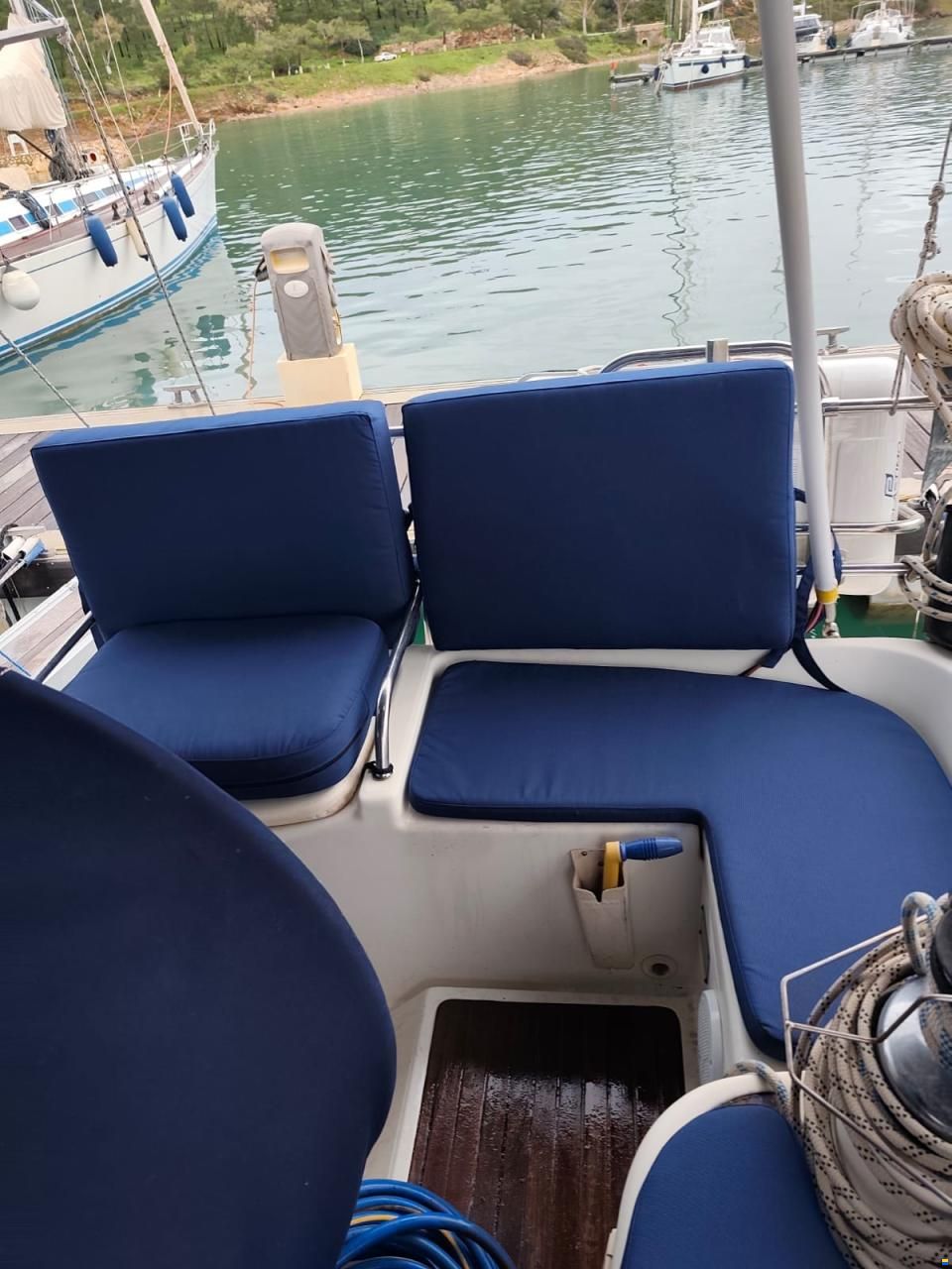 Jeanneau 43 Deck Salon
