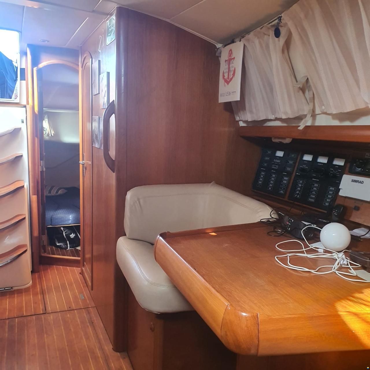 Jeanneau 43 Deck Salon