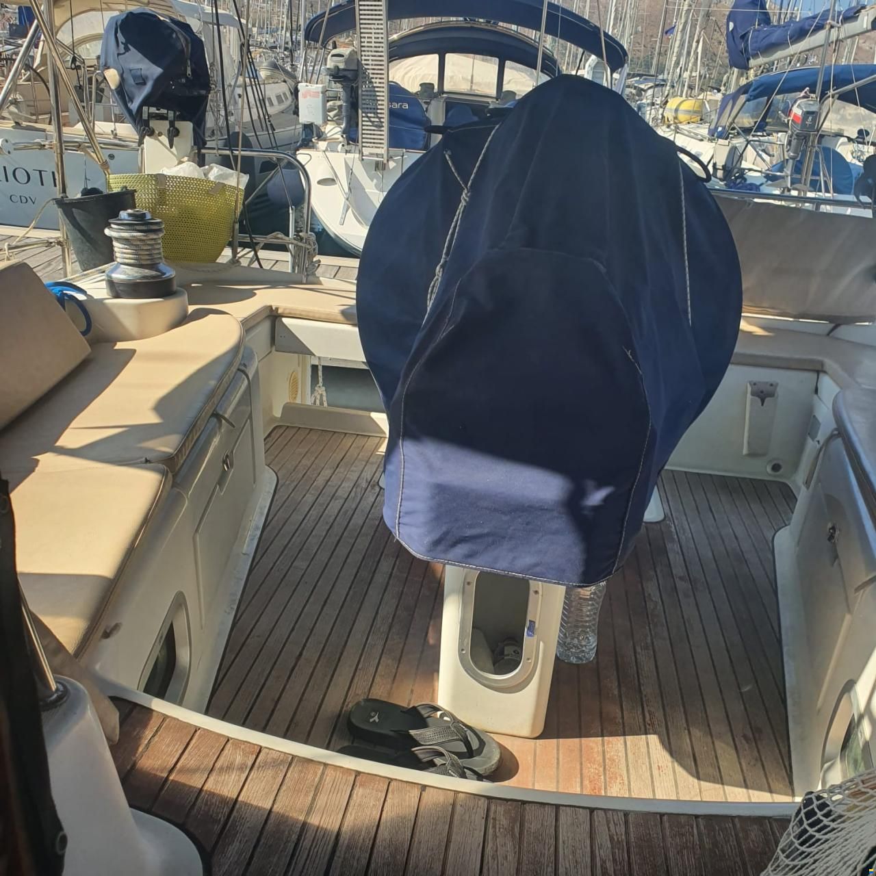 Jeanneau 43 Deck Salon