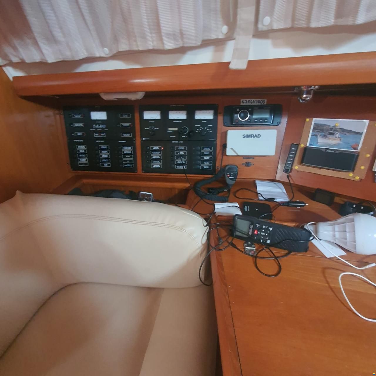 Jeanneau 43 Deck Salon
