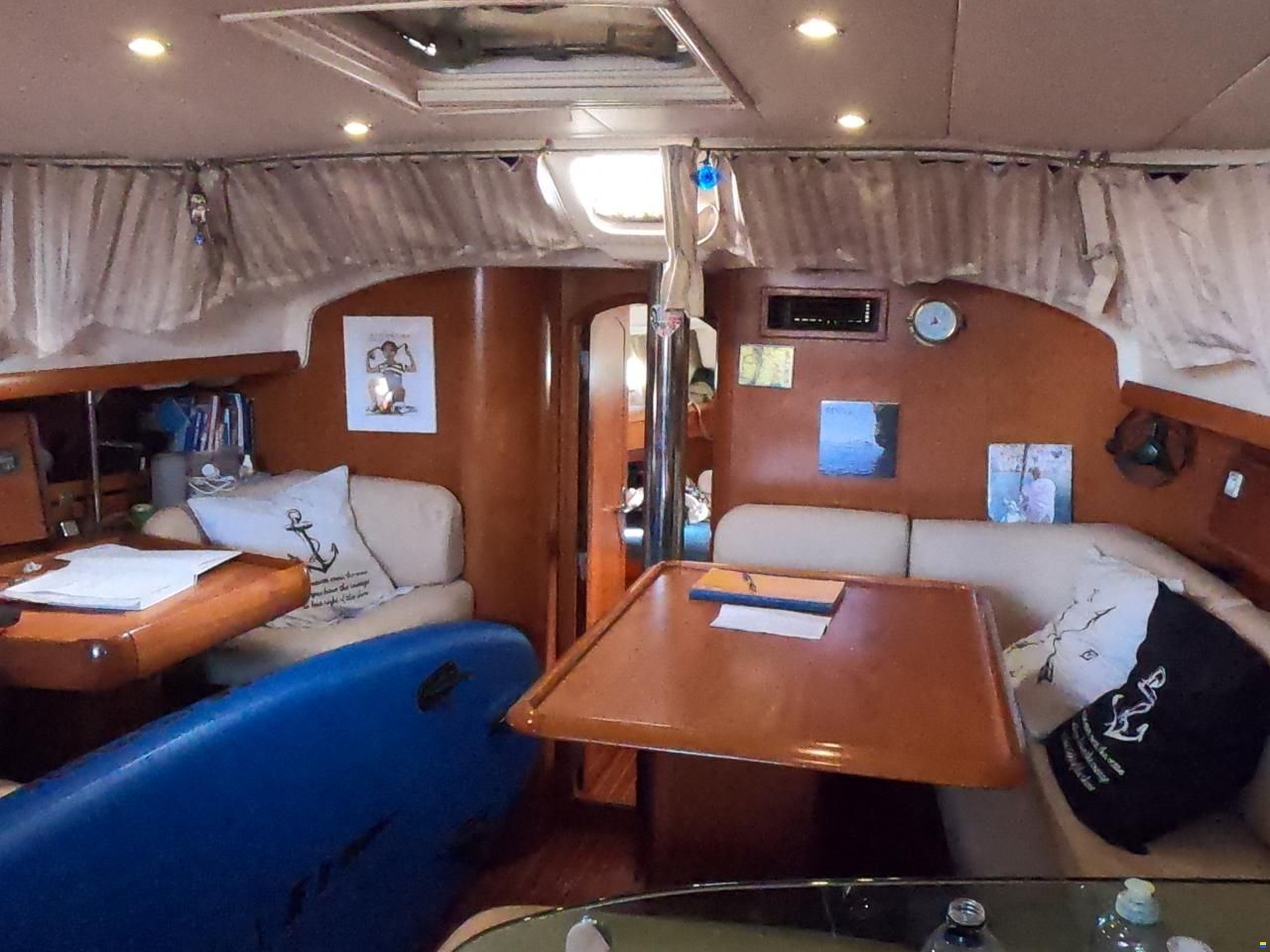 Jeanneau 43 Deck Salon