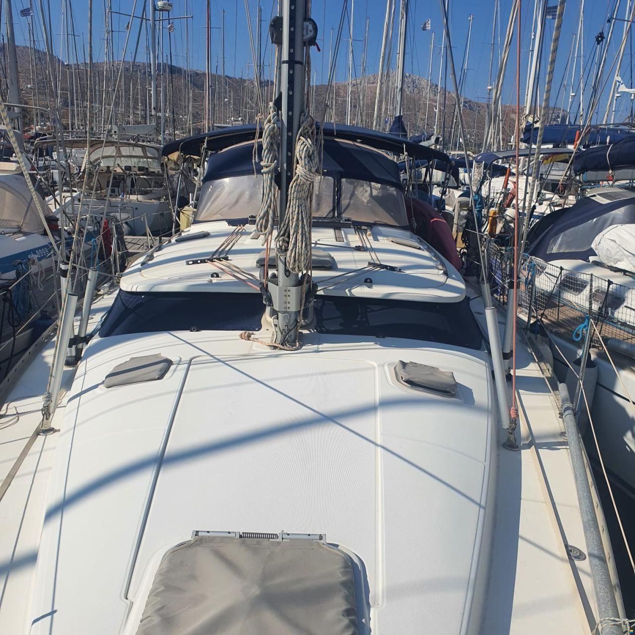 Jeanneau 43 Deck Salon