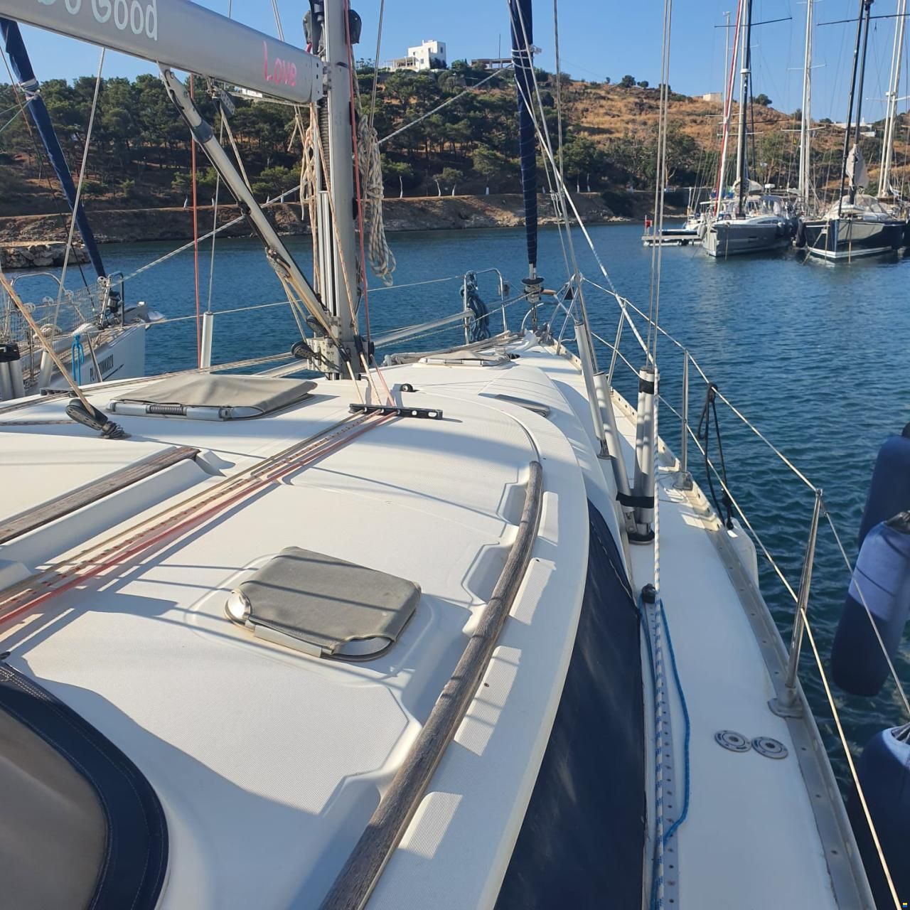 Jeanneau 43 Deck Salon
