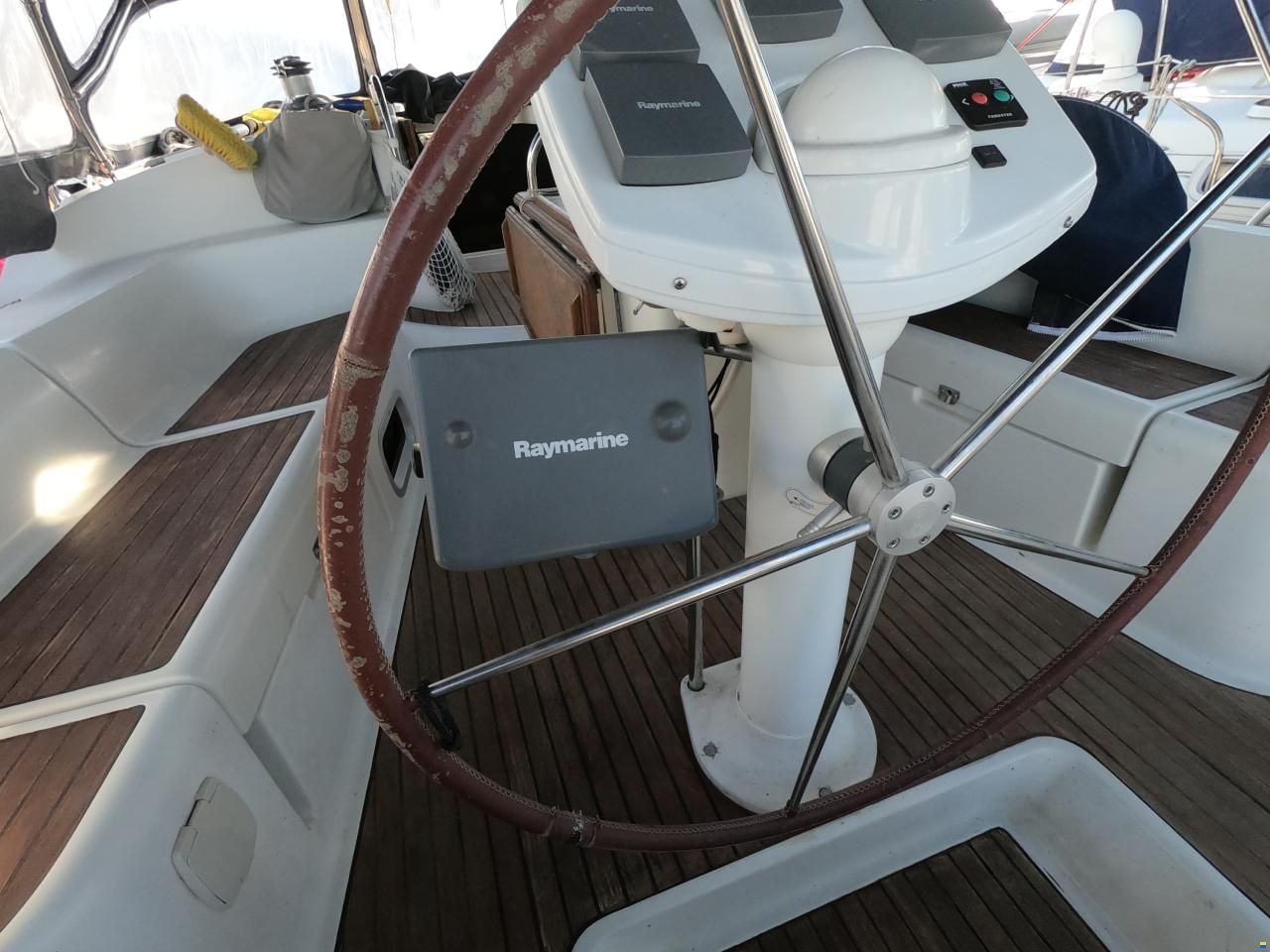 Jeanneau 43 Deck Salon