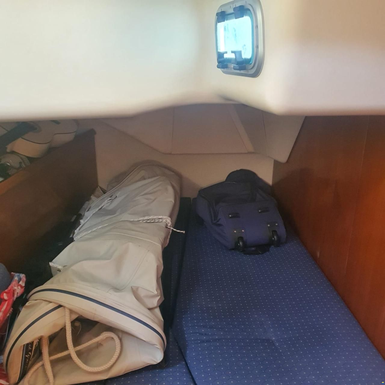 Jeanneau 43 Deck Salon