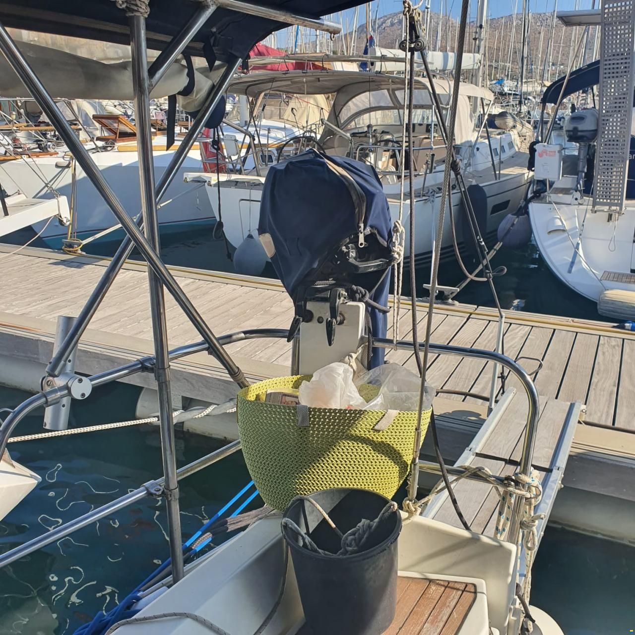 Jeanneau 43 Deck Salon
