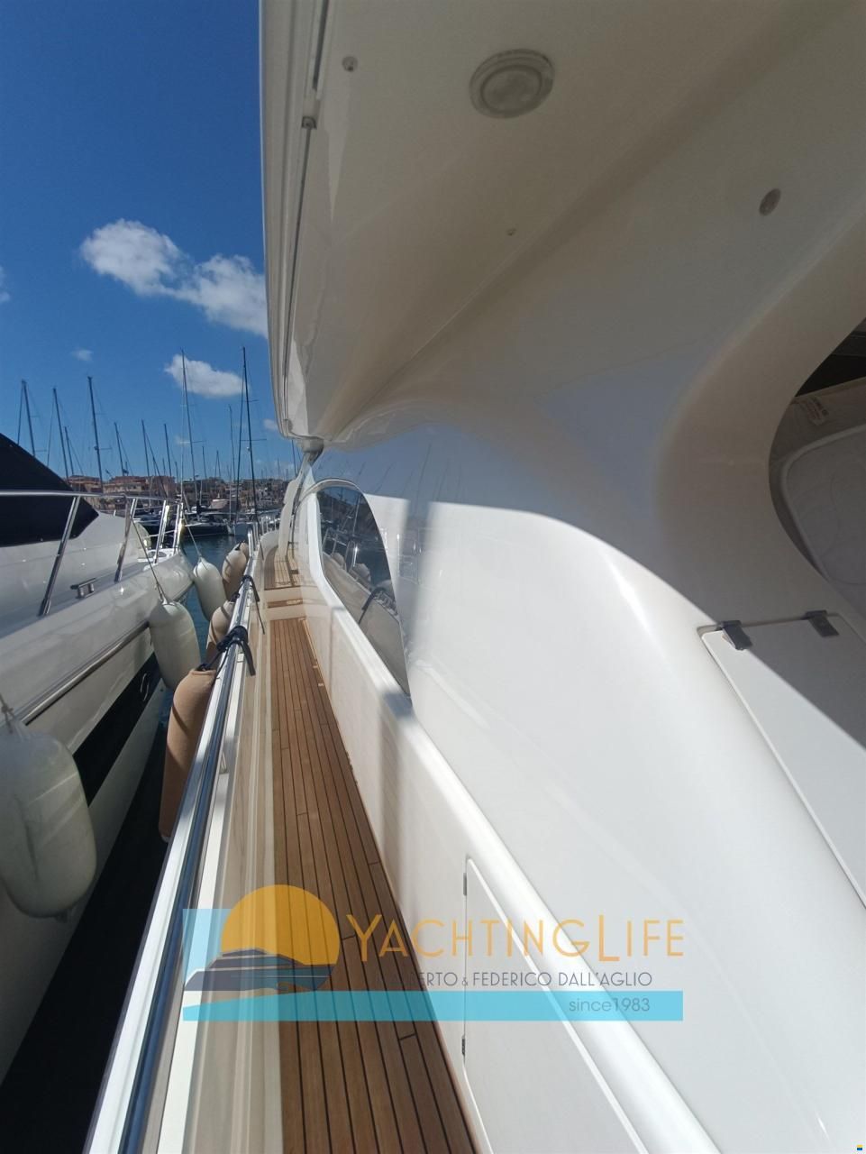 Ferretti 810