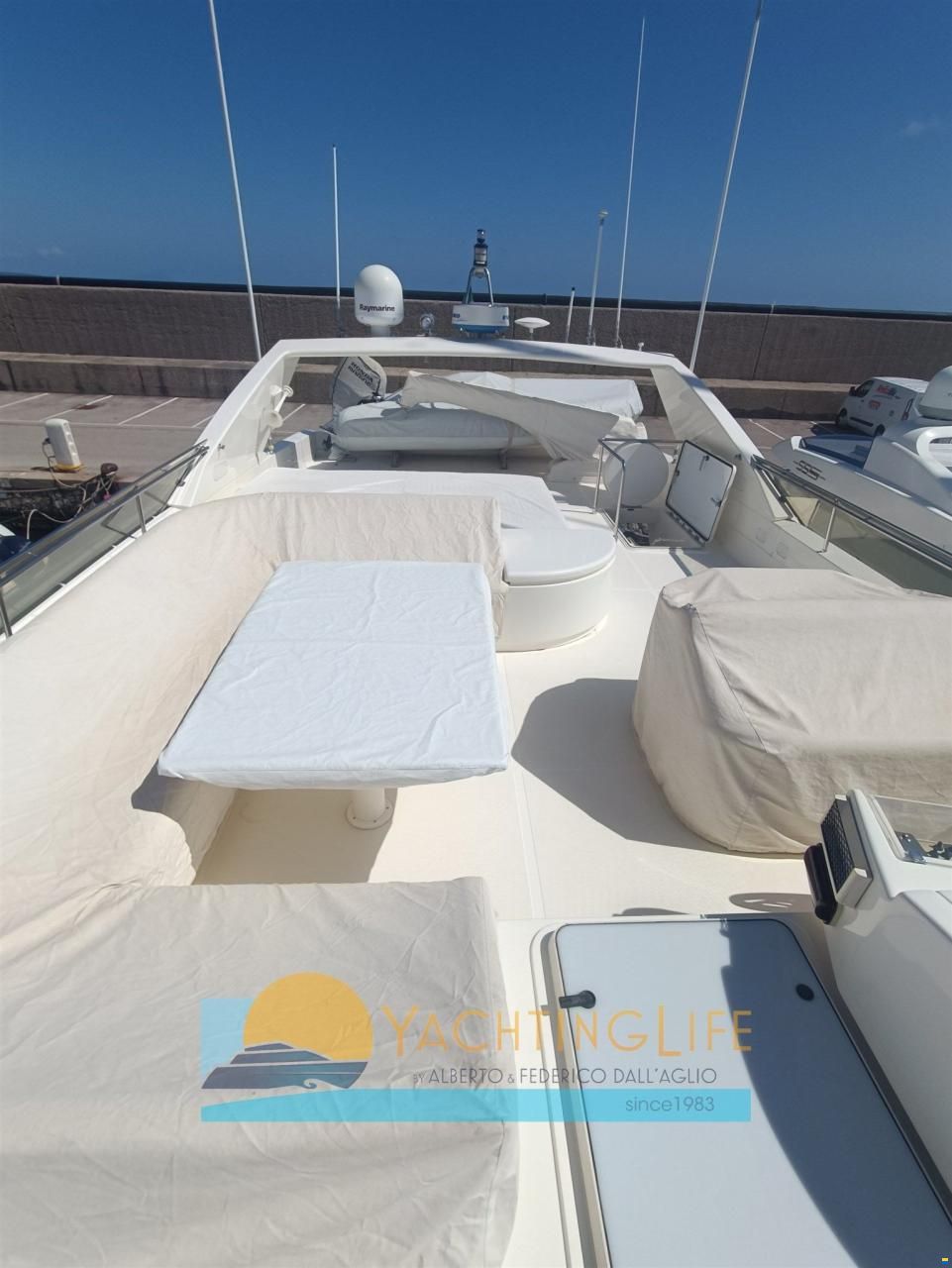 Ferretti 810