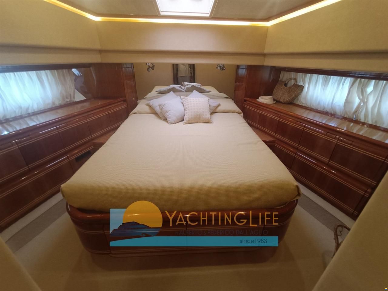 Ferretti 810