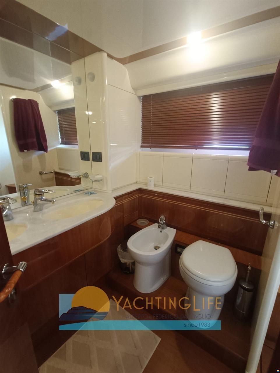 Ferretti 810
