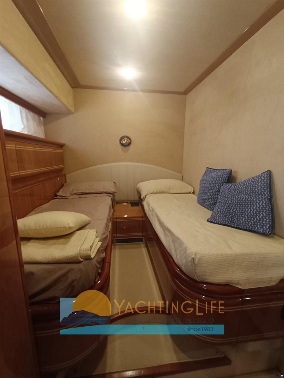 Ferretti 810