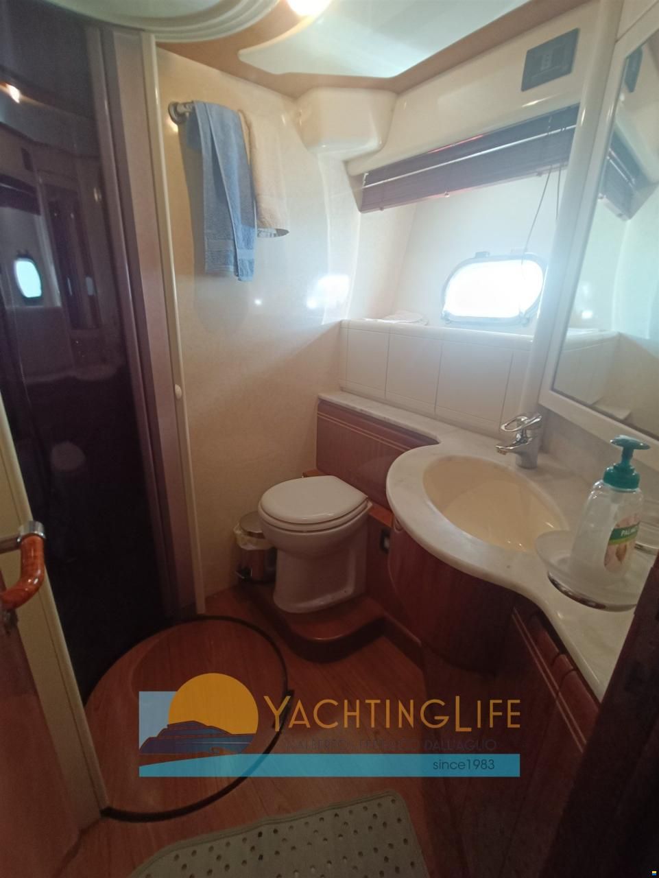 Ferretti 810
