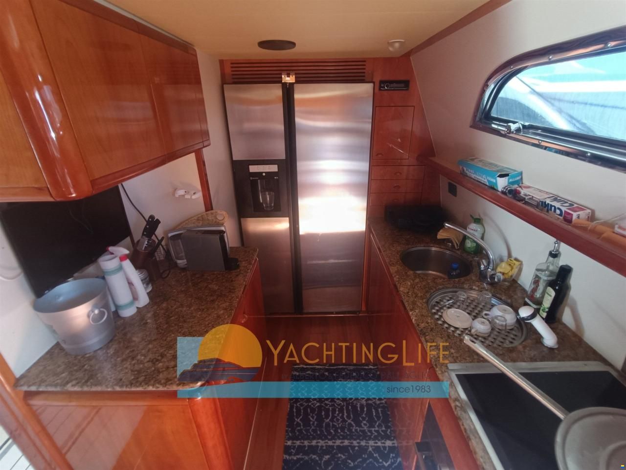 Ferretti 810