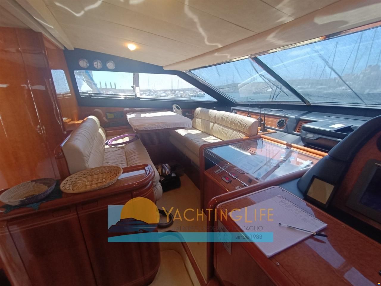 Ferretti 810