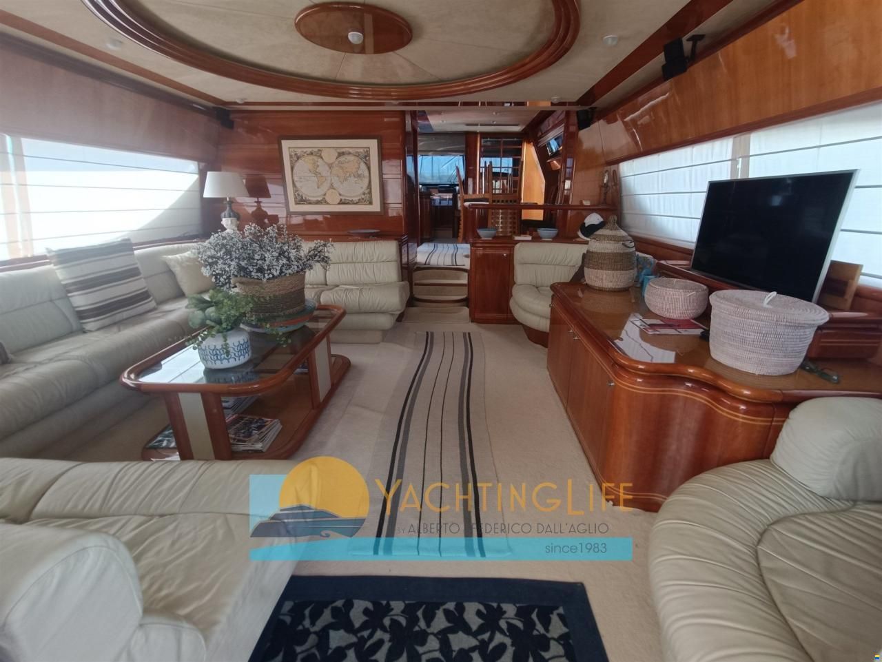 Ferretti 810