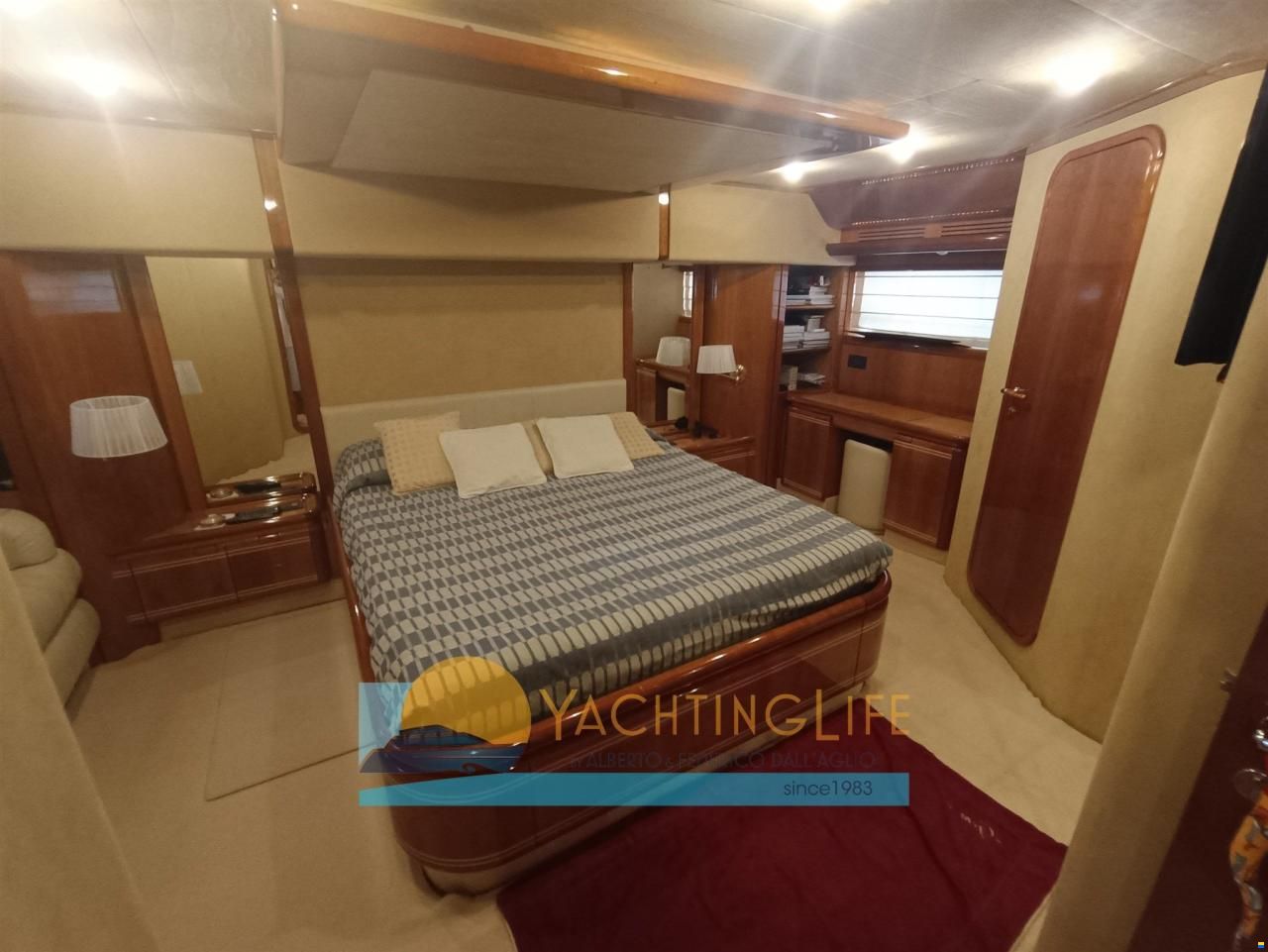 Ferretti 810