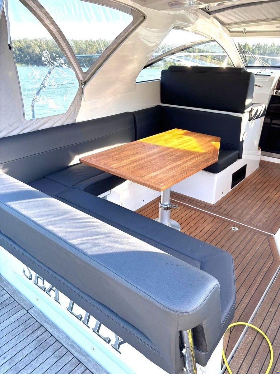 Sealine S330
