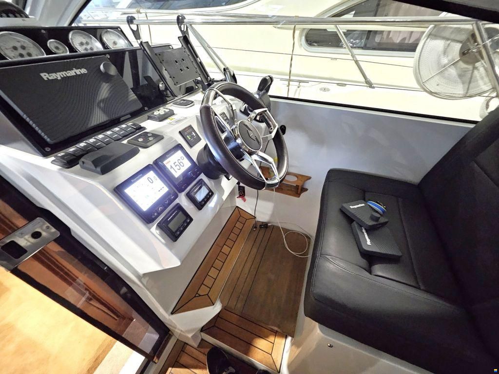 Sealine S330