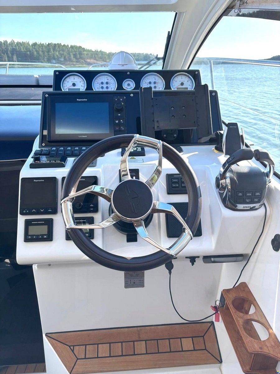 Sealine S330