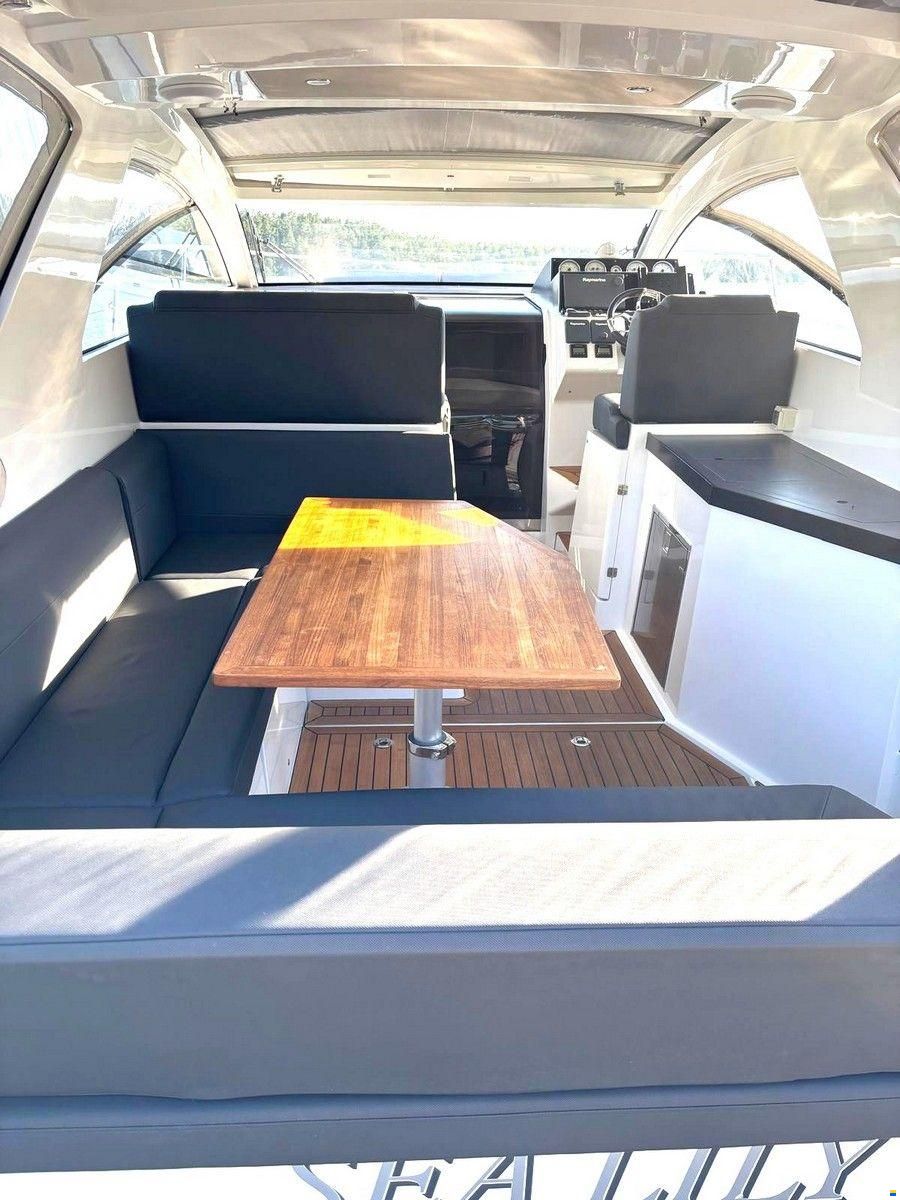 Sealine S330