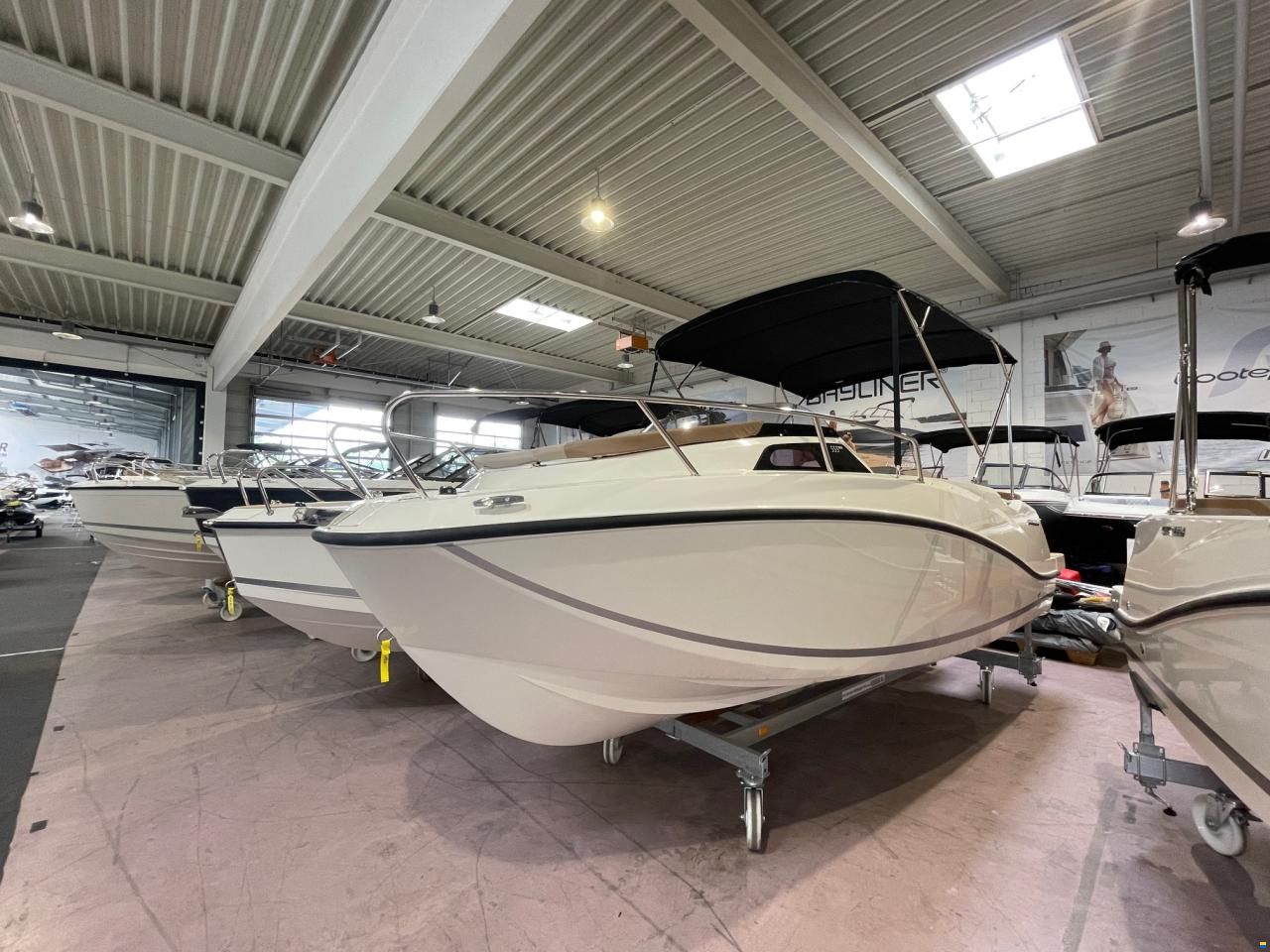 Quicksilver Activ 555 Cabin